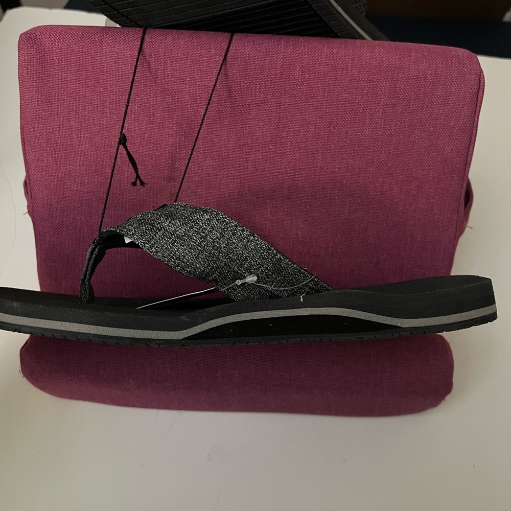 Goodfellow & Co Men’s Grey Flip Flops in Size Small (7/8) - Picture 7 of 10
